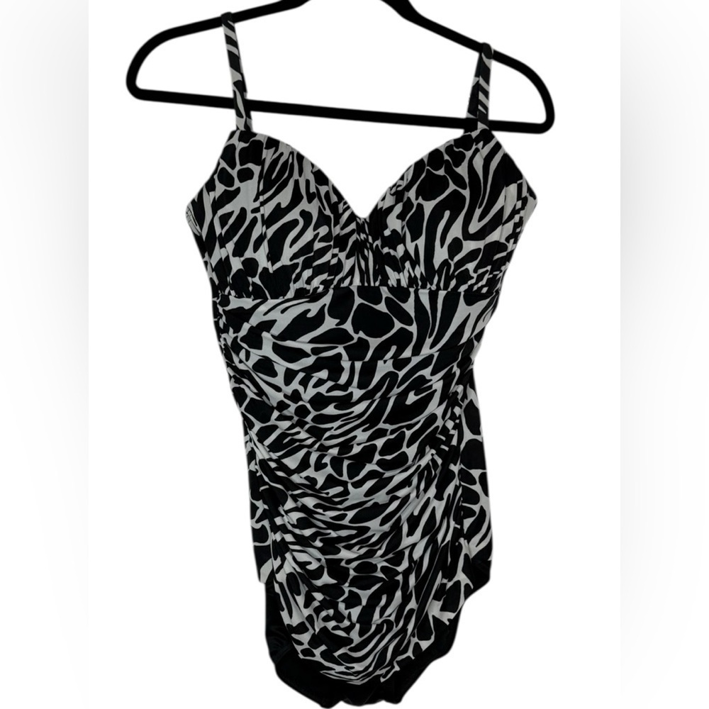 Miraclesuit Black and White Sleeveless Ruched Bodysuit size 14